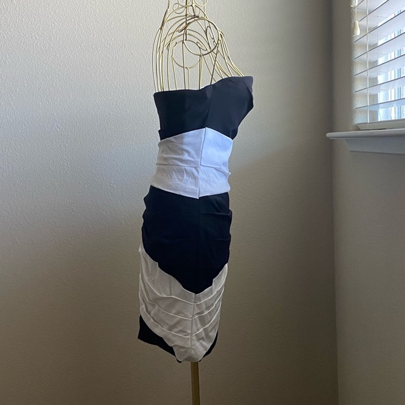 BCBGMAXAZRIA - Strapless pleated cocktail dress - Picture 5 of 5